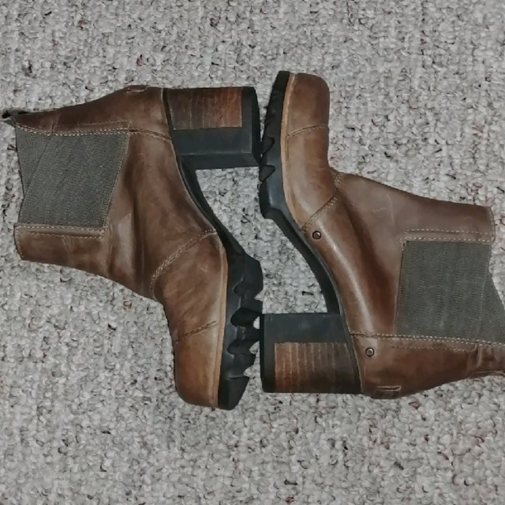 Sorel Addington distressed boots
